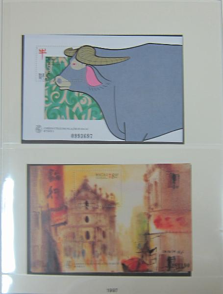 0263 (99).jpg -     Lote:    263      Colecção Especializada - Macau      Lotes Especiais       Descrição:      Macau   &mdash; Colecção montada em 3 álbuns quase completa do correio ordinário (faltam 13 selos) desde AF1 até AF1038 (1884/1999), sem correio aéreo, etiquetas, porteado, imposto postal e não emitidos. A colecção é composta por selos novos e usados indiferenciadamente, com séries mistas (novo/usado). Contém todos os blocos novos sem sinal de charneira incluindo 12 blocos Amizade Luso-Chinesa e 12 blocos Macau 1999 (CE BLC 1/76). Contém também as 50 folhas miniaturas novas sem sinal de charneira (FM 1/50). Valor total de catálogo Afinsa 2015 = &euro; 15.058,00, repartido por selos &euro; 12.382,00 + blocos &euro; 1.909,00 + Folhas Miniaturas &euro; 2.767,00. Duas folhas miniaturas com ligeiros pontos de óxido. Lote a ver.        Lote       Valor Base:     &euro; 5000,00     Valor Venda:     &euro;      